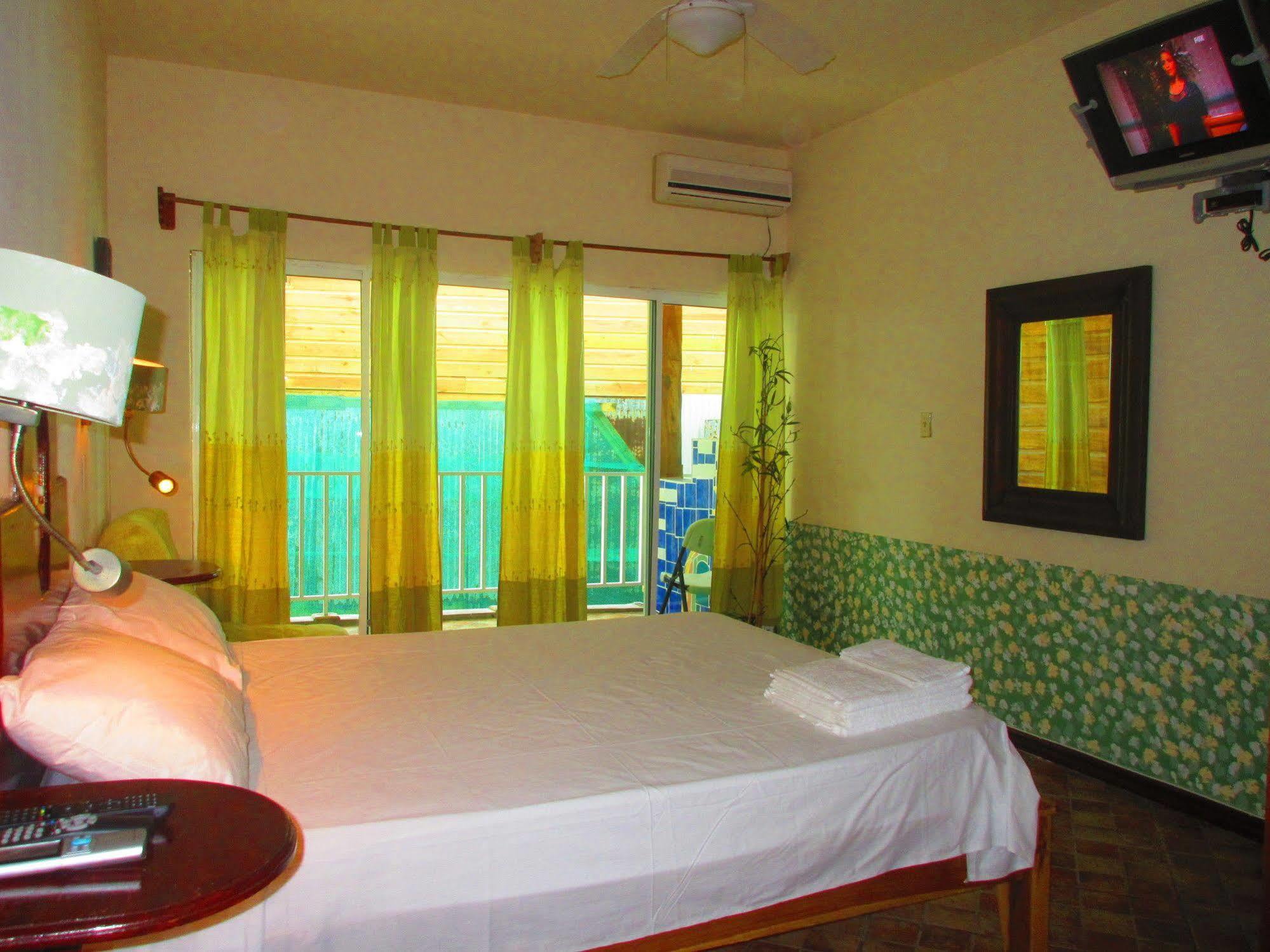 Los Balcones Over The Sea Hotel Bocas del Toro Luaran gambar